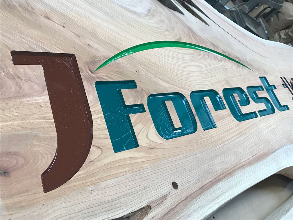 木質バイオマスセンター木製看板彫刻文字JForestクローズアップ